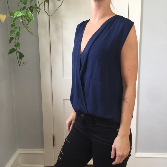 Alice + Olivia Navy Silk Draped Sleeveless Blouse - Picture 3 of 8